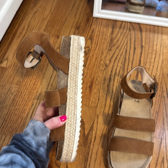 Art Class Sandals - Kids 4/Women’s 6 - Picture 3 of 6